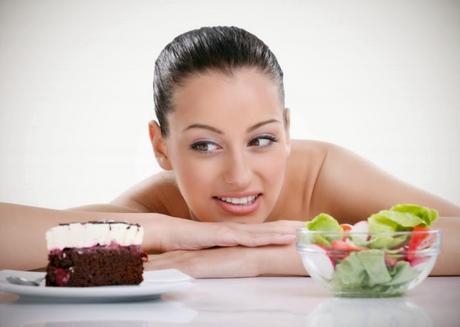 alimentos procesados, nocivos o no, mujer dudando