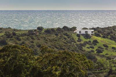 Villa Minimalista en Terreno en Pendiente