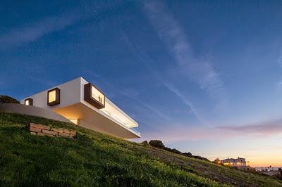 Villa Minimalista en Terreno en Pendiente
