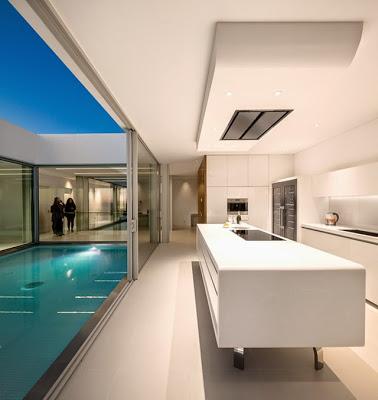 Villa Minimalista en Terreno en Pendiente