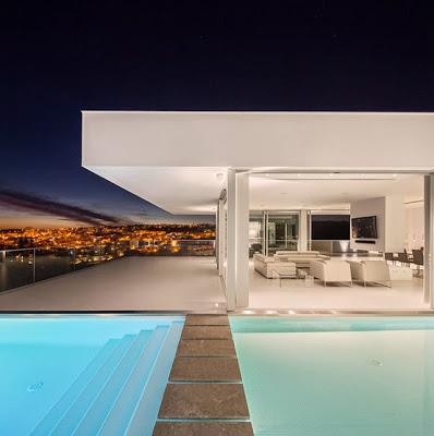 Villa Minimalista en Terreno en Pendiente