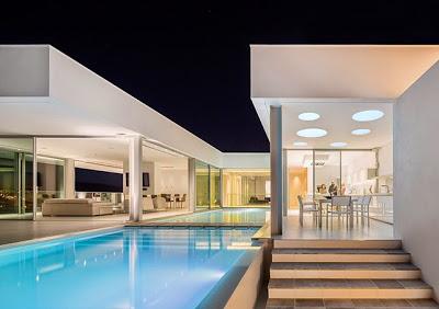 Villa Minimalista en Terreno en Pendiente