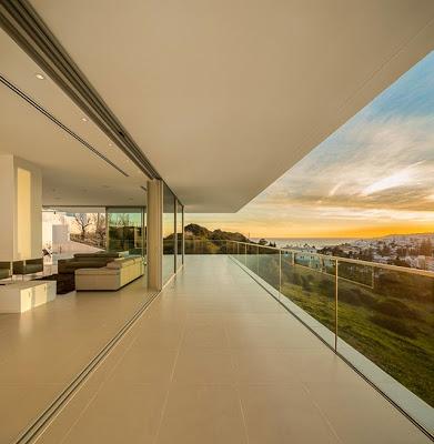 Villa Minimalista en Terreno en Pendiente