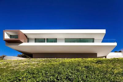 Villa Minimalista en Terreno en Pendiente