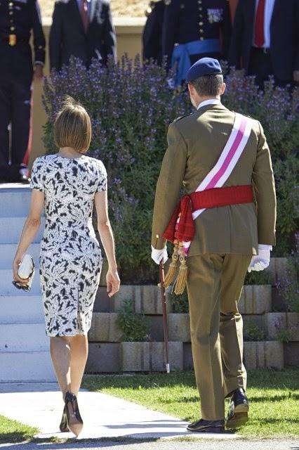 Dña. Letizia, acierta de Carolina Herrera, en una jura de bandera