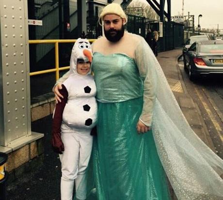 Hombre disfrazado de Elza a lado de su hija vestida de muñeco de nieve 