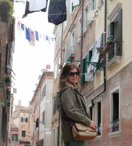 Flecos+vaqueros rotos+ parka. Look Casual, visita Venecia III