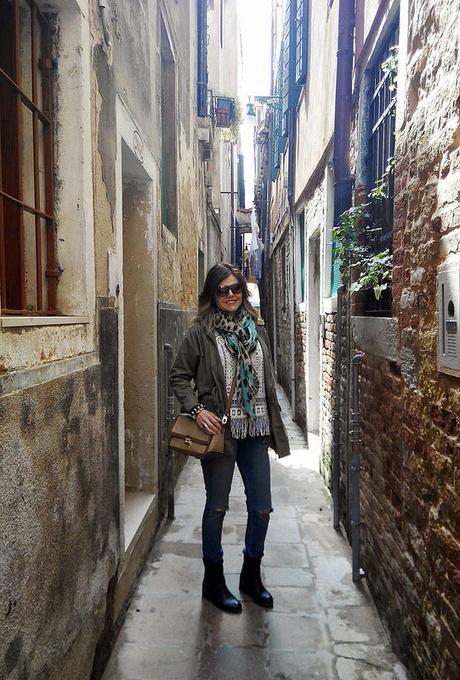 Flecos+vaqueros rotos+ parka. Look Casual, visita Venecia III