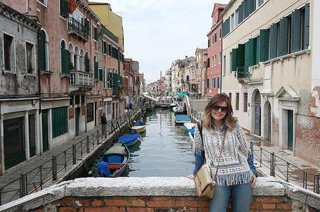 Flecos+vaqueros rotos+ parka. Look Casual, visita Venecia III