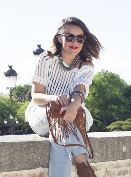 bolso_de_flecos-botines_acordonados-look-estilo_años_70