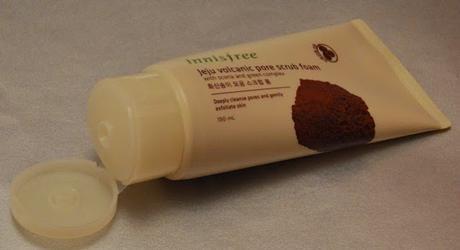 Espuma Exfoliante Facial “Jeju Volcanic Pore Scrub Foam” de INNISFREE (From Asia With Love)