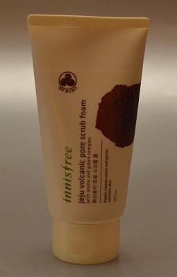 Espuma Exfoliante Facial “Jeju Volcanic Pore Scrub Foam” de INNISFREE (From Asia With Love)