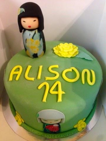 Tarta kimmidoll con modelado y papel de azucar de chocolate blanco yarándanos