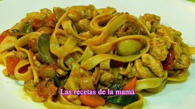 Receta de tallarines con verduras y pollo con un toque oriental