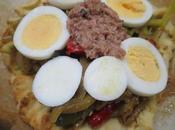 Coca atún, hortalizas rehogadas huevo