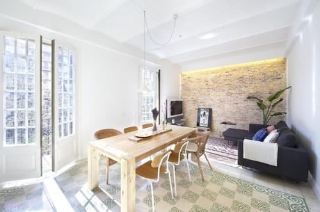 Una vivienda con muchos detalles; Paredes de ladrillo visto, suelo con baldosas hidráulicas, láminas de Andy Warhol...