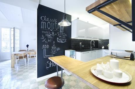 Una vivienda con muchos detalles; Paredes de ladrillo visto, suelo con baldosas hidráulicas, láminas de Andy Warhol...