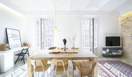 Una vivienda con muchos detalles; Paredes de ladrillo visto, suelo con baldosas hidráulicas, láminas de Andy Warhol...