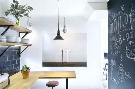 Una vivienda con muchos detalles; Paredes de ladrillo visto, suelo con baldosas hidráulicas, láminas de Andy Warhol...