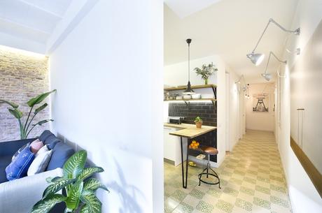 Una vivienda con muchos detalles; Paredes de ladrillo visto, suelo con baldosas hidráulicas, láminas de Andy Warhol...