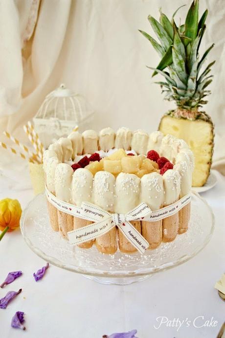 Charlotte de piña con dulce de leche, merengue y frambuesas