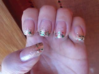 Manicura con glitter dorado y de colores