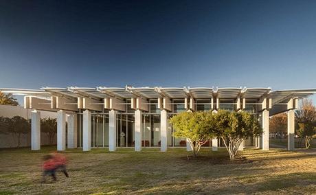 Ligero con carácter propio AMPLIACION MUSEO DE ARTE KIMBELL TECNNE