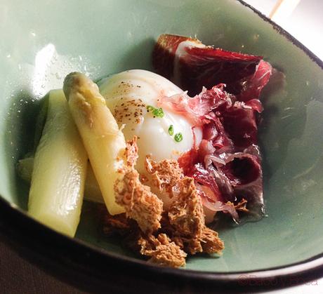 esparragos blancos jamon y huevo p poche Hotel Alma Barcelona bacoyboca