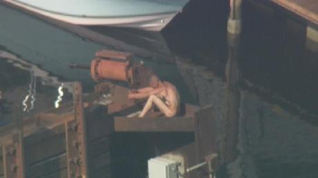 Hombre desnudo es rescatado después de quedarse atascado encima de puente levadizo