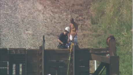 Hombre desnudo es rescatado después de quedarse atascado encima de puente levadizo