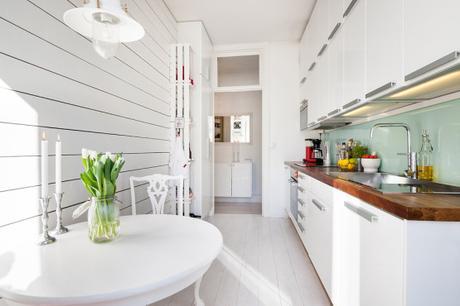 muebles formas curvas loneta a cuadros rojos y blancos Inspiradora cocina nórdica decoración pisos pequeños decoración nórdica decoración cocinas cocinas pequeñas blancas cocinas nórdicas cocinas blancas modernas 