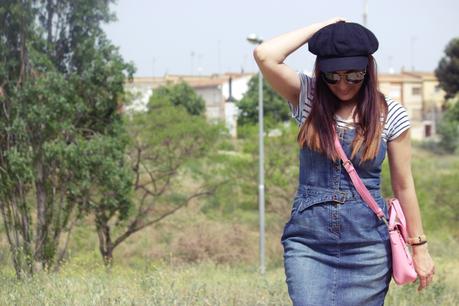 Look navy con falda peto