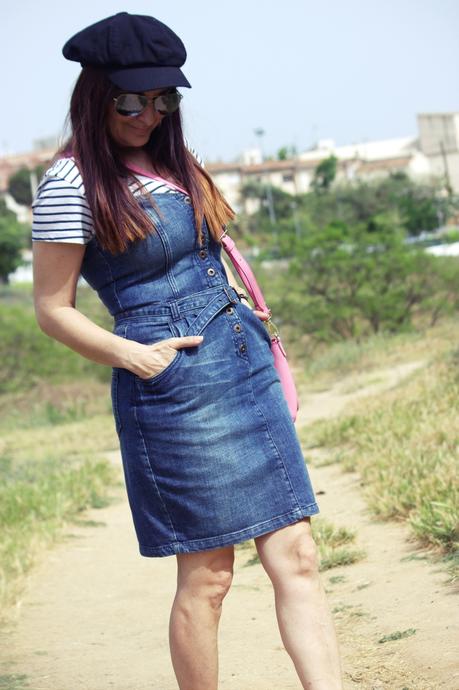 Look navy con falda peto