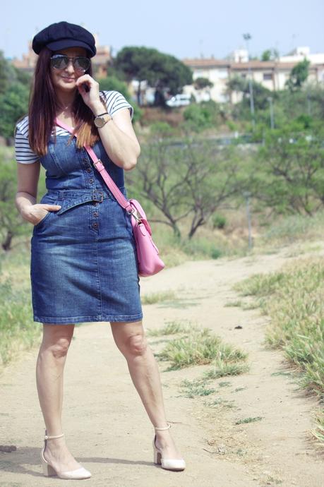 Look navy con falda peto