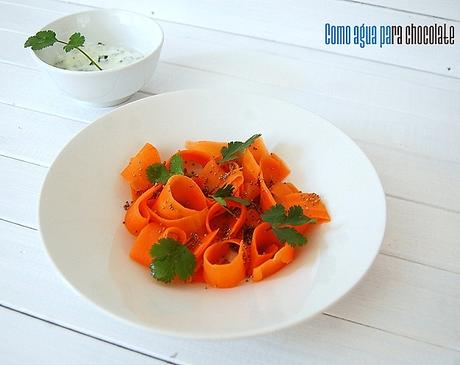 ENSALADA DE ZANAHORIAS Y SEMILLAS DE MOSTAZA, CON SALSA AL CILANTRO.