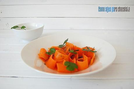 ENSALADA DE ZANAHORIAS Y SEMILLAS DE MOSTAZA, CON SALSA AL CILANTRO.