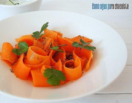 ENSALADA DE ZANAHORIAS Y SEMILLAS DE MOSTAZA, CON SALSA AL CILANTRO.