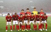 Jugadores del Guangzhou Evergrande posando para la prensa. No sé por qué se agachan los dos de la izquierda.