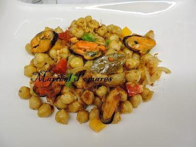 Ensalada de garbanzos con mejillones.