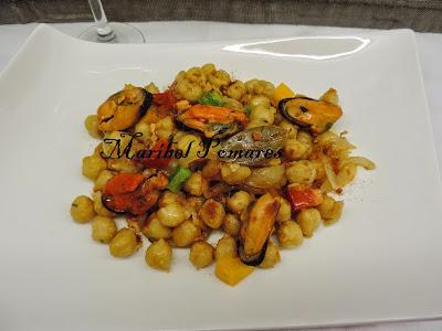 Ensalada de garbanzos con mejillones.