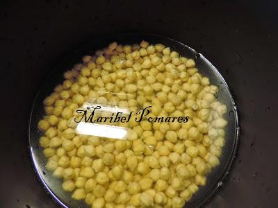 Ensalada de garbanzos con mejillones.