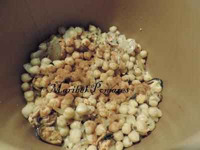 Ensalada de garbanzos con mejillones.
