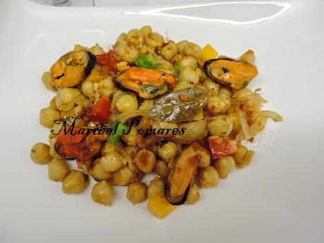 Ensalada de garbanzos con mejillones.
