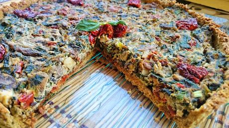 Tarta salada de tofu, espinacas, champiñones y tomates secos