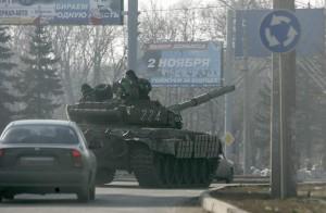 Tanque prorruso en las calles de Donetsk (EFE/ EPA/ Alexander Ermochenko). 