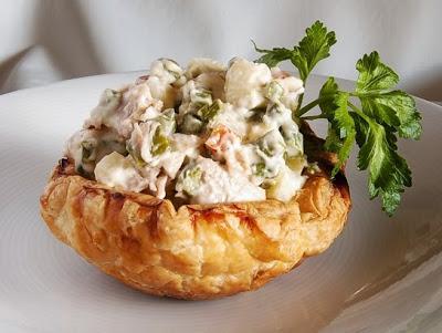 Tartaletas hojaldradas de ensaladilla de trigueros