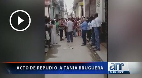 ¡VERGONZOSO! ACTO DE REPUDIO A TANIA BRUGUERA EN LA PUERTA DE SU CASA