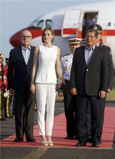 La Reina Letizia, acierta de blanco y rojo en Honduras