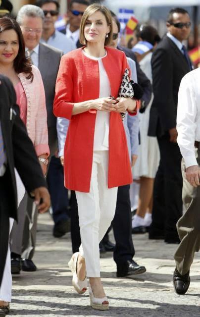 La Reina Letizia, acierta de blanco y rojo en Honduras