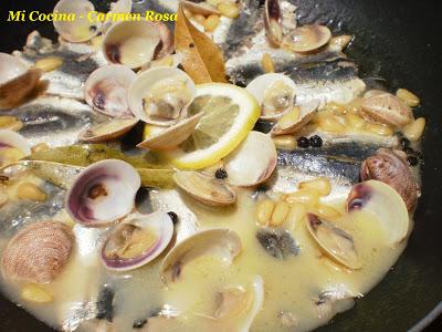 MORAGA DE SARDINAS CON ALMEJAS Y PIÑONES